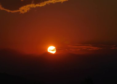 Güzel altın gün batımı gökyüzü manzarası