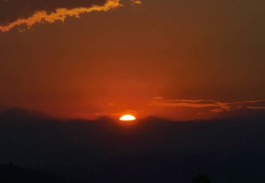 Güzel altın gün batımı gökyüzü manzarası