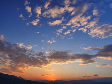 Güzel altın gün batımı gökyüzü manzarası