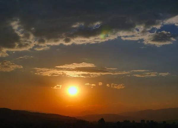 美しい黄金の夕焼け空の風景 — ストック写真