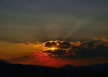 Güzel altın gün batımı gökyüzü manzarası