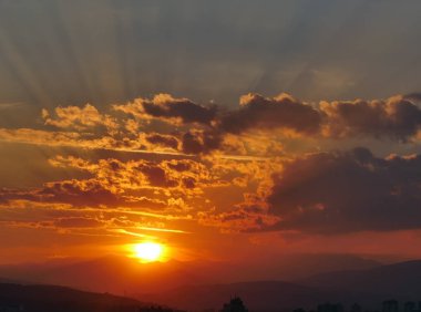 Güzel altın gün batımı gökyüzü manzarası