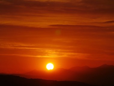 Güzel altın gün batımı gökyüzü manzarası