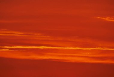 Güzel altın gün batımı gökyüzü manzarası