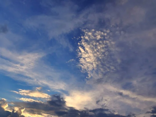 Güzel Altın Gün Batımı Gökyüzü Manzarası — Stok fotoğraf