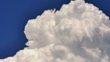 Mavi gökyüzü bulutlar zaman atlamalı 4k