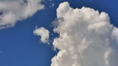 Mavi gökyüzü bulutlar zaman atlamalı 4k