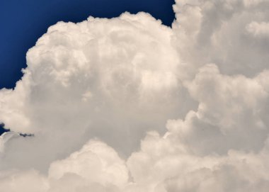 Gökyüzündeki büyük bulutları yakınlaştır
