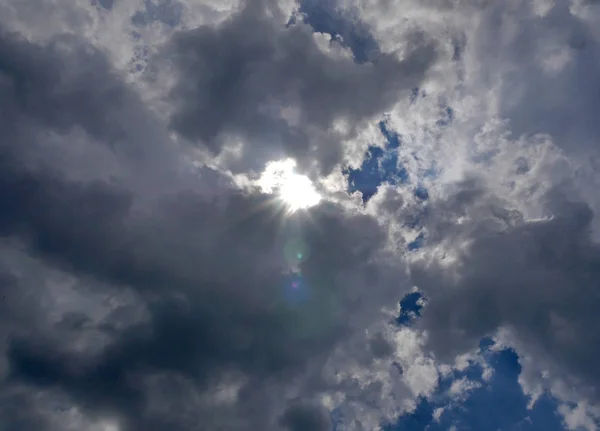 Paprsek Slunce Modrá Obloha Mraky — Stock fotografie