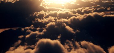 Bulutların üstünde güneş ışığı