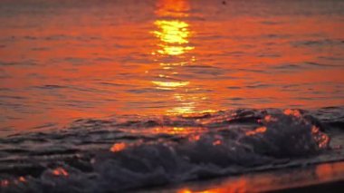 Gün batımında plaj dalgası sıçrayan makro