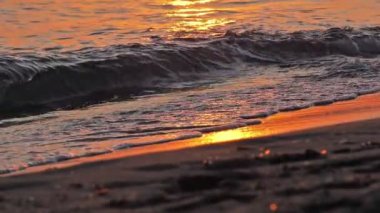 Gün batımında plaj dalgası sıçrayan makro