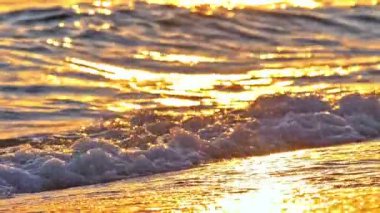 Gün batımında plaj dalgası sıçrayan makro
