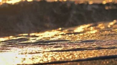 Gün batımında plaj dalgası sıçrayan makro