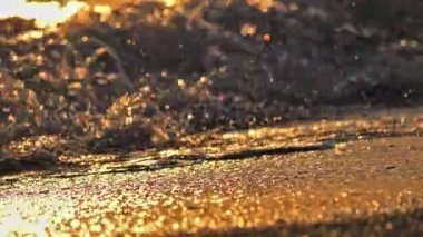 Gün batımında plaj dalgası sıçrayan makro