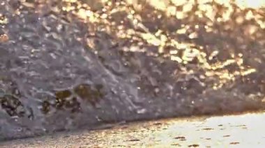 Gün batımında plaj dalgası sıçrayan makro