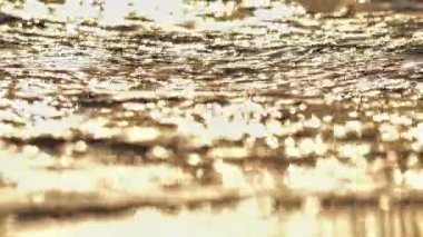 Gün batımında plaj dalgası sıçrayan makro