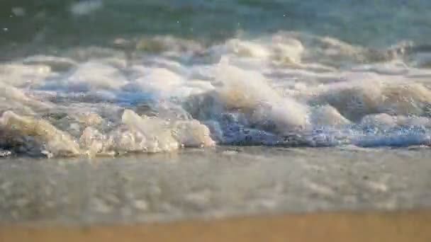 Ola de playa macro cámara lenta 4k — Vídeo de stock