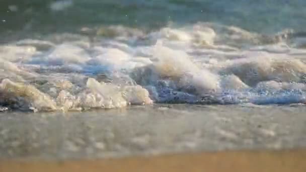 Ola de playa macro cámara lenta 4k — Vídeos de Stock