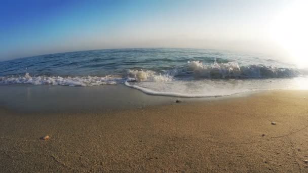 Ola de playa macro cámara lenta 60fps a 30fps 4k — Vídeos de Stock