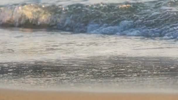 Onda de praia macro câmera lenta 4k — Vídeo de Stock