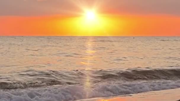 Восход солнца над пляжем 4k — стоковое видео