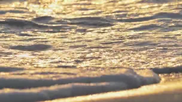 Spiaggia onda spruzzi macro al tramonto 4k — Video Stock