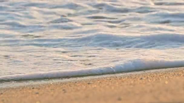 Ola de playa salpicando macro en puesta de sol 4k — Vídeo de stock