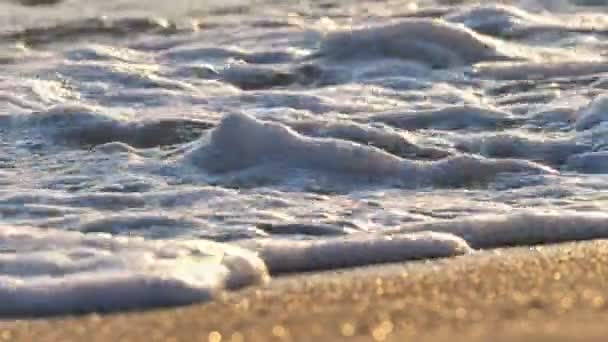 Ola de playa salpicando macro en puesta de sol 4k — Vídeo de stock