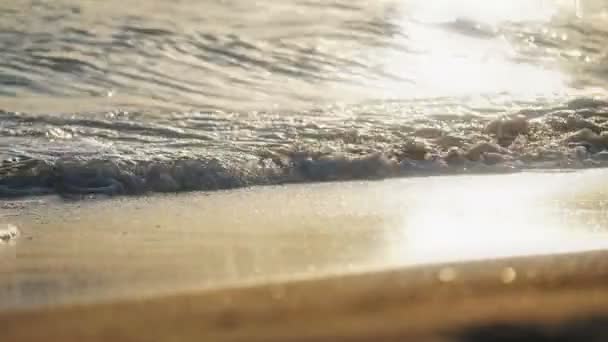 Sahil dalgası günbatımında makro su sıçratıyor. — Stok video