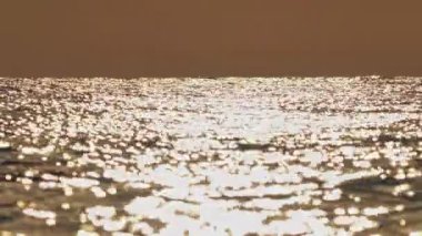 Gün doğumu altın deniz yavaş çekim 4k
