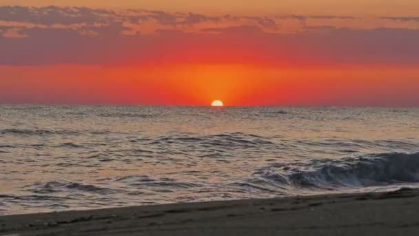 Alba sul mare spiaggia di raggi del sole 4k — Video Stock