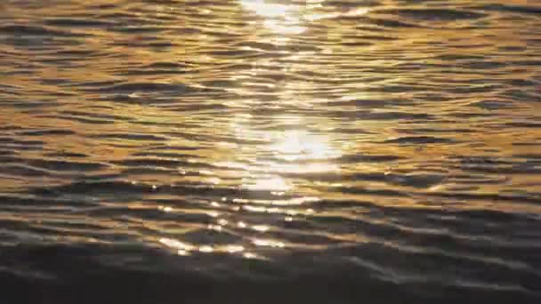 Ανατολή χρυσή θάλασσα αργή κίνηση 4k — Αρχείο Βίντεο
