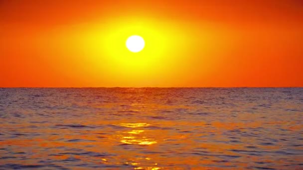 Grande sol para baixo sobre o mar, céu vermelho câmera lenta 4k — Vídeo de Stock