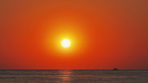 Büyük güneş denizin üzerinde, kırmızı gökyüzü yavaş çekim 4k — Stok video