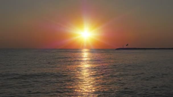 Μεγάλος ήλιος κάτω πάνω από τη θάλασσα, κόκκινος ουρανός αργή κίνηση 4k — Αρχείο Βίντεο