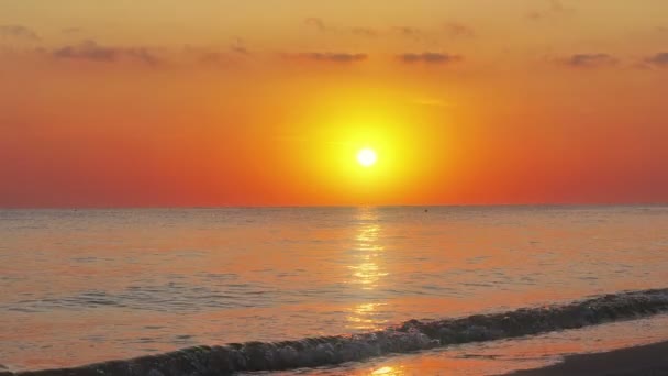 Amanecer sobre mar sol rayo playa 4k — Vídeo de stock