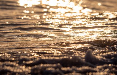 Gün batımında deniz dalgası yakın çekim makrosu