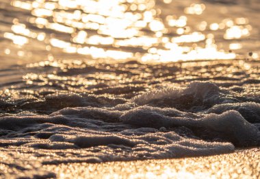 Dalgalar deniz kıyısına vuruyor Makro güneş doğuşunu kapatıyor