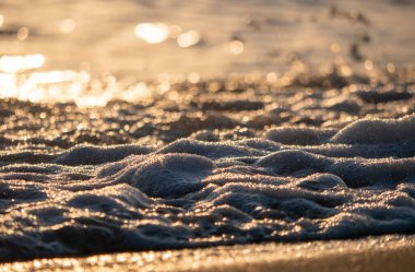 Dalgalar deniz kıyısına vuruyor Makro güneş doğuşunu kapatıyor