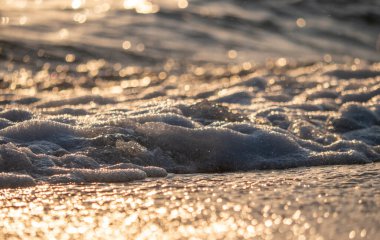Dalgalar deniz kıyısına vuruyor Makro güneş doğuşunu kapatıyor