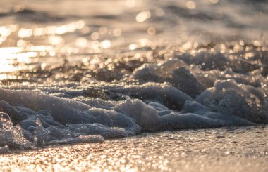 Dalgalar deniz kıyısına vuruyor Makro güneş doğuşunu kapatıyor
