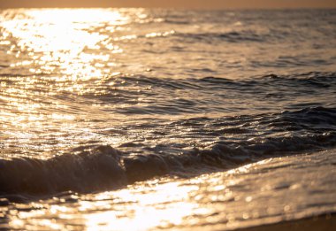 Dalgalar deniz kıyısına vuruyor Makro güneş doğuşunu kapatıyor