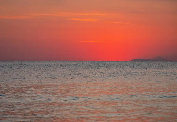 Sabahın Erken Saatlerinde Denizin Üzerinde Dramatik Altın Gün Doğumu — Stok fotoğraf