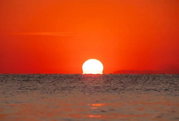 Grote Zon Onder Boven Zee Zonsopgang Rode Hemel — Stockfoto