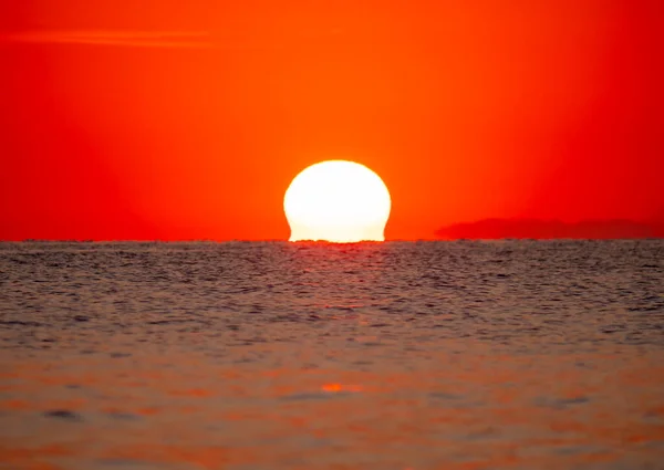 Sol Grande Para Baixo Sobre Nascer Sol Mar Céu Vermelho — Fotografia de Stock