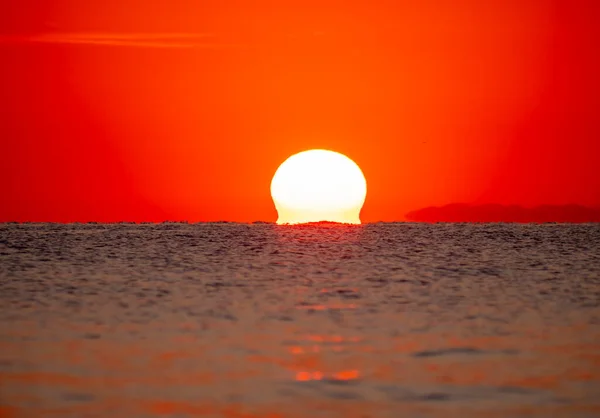 日の出の海に沈む大きな太陽赤い空 — ストック写真