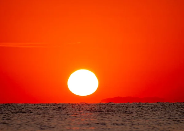 Grote Zon Onder Boven Zee Zonsopgang Rode Hemel — Stockfoto