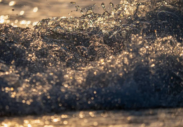 波浪飞溅的海滩接近宏观日出 — 图库照片