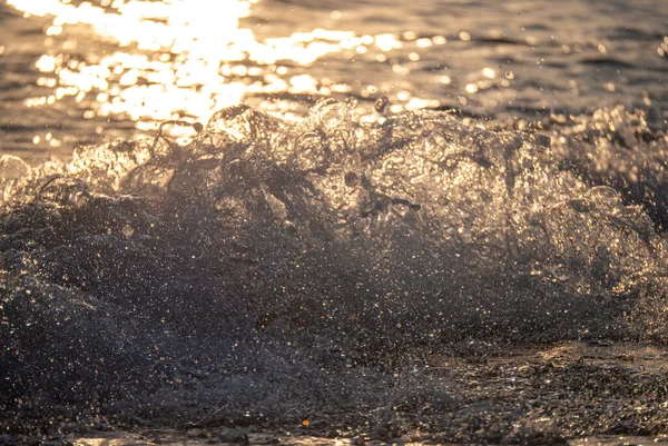波浪飞溅的海滩接近宏观日出 — 图库照片
